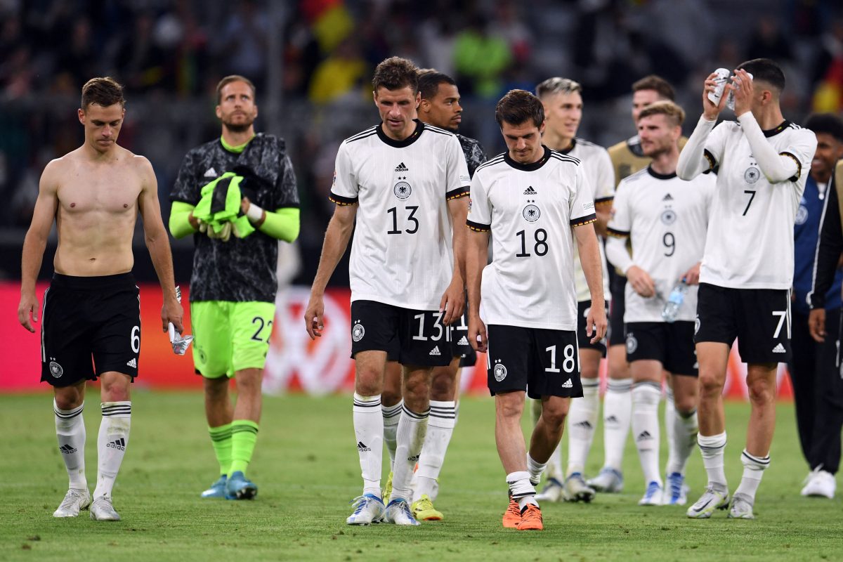 Футбол германия время. Игроки сборной Германии 2022. Сборная Германии сборная Чехии 1996. Сборная Германии по футболу. Сборная Германии 2012.